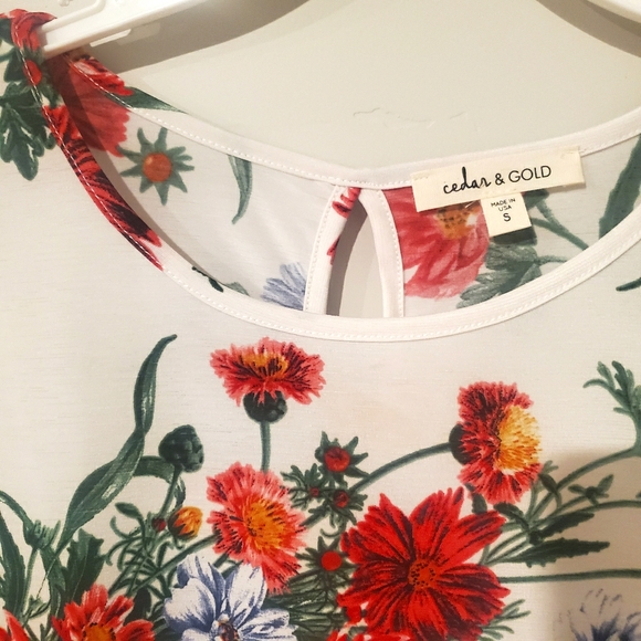 Floral Top - Picture 4 of 4